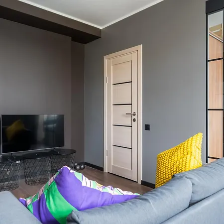 Sunny 1br Near Park & Stadium * リガ