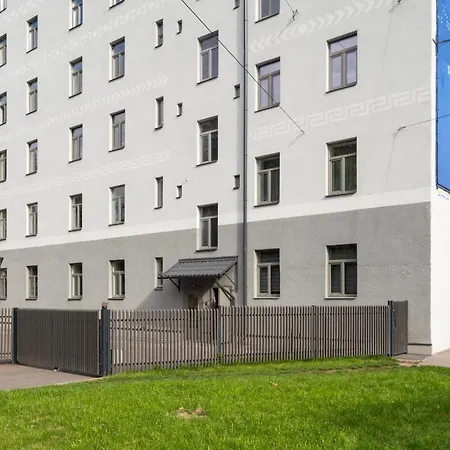 Sunny 1br Near Park & Stadium リガ