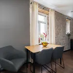 Sunny 1br Near Park & Stadium شقة